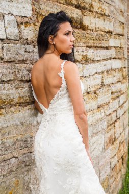 Kale duvarın önünde poz kadın