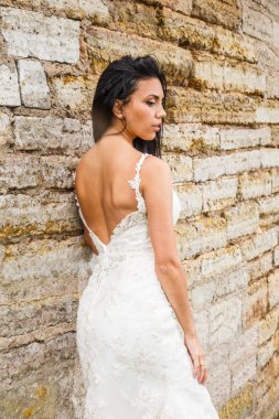 Kale duvarın önünde poz kadın