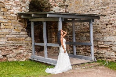 Kale duvarın önünde poz kadın