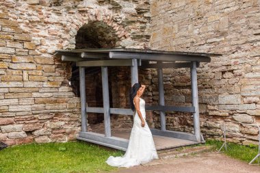 Kale duvarın önünde poz kadın