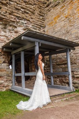 Kale duvarın önünde poz kadın