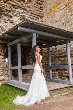 Kale duvarın önünde poz kadın