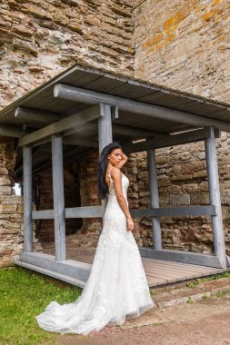 Kale duvarın önünde poz kadın