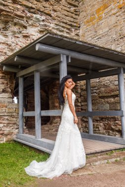 Kale duvarın önünde poz kadın.