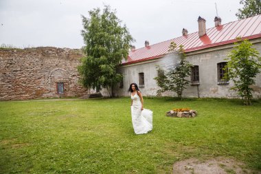 Çimenli çim üzerinde çalışan kadın