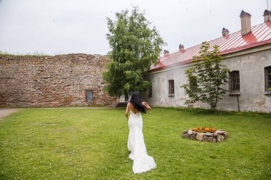 Çimenli çim üzerinde çalışan kadın