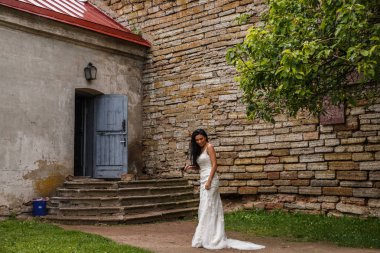 Beyaz elbise poz içinde kadın