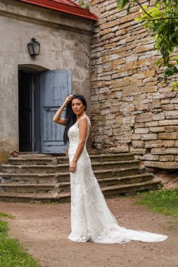 Beyaz elbise poz içinde kadın