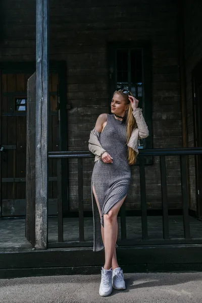 Model gri renkli elbise poz