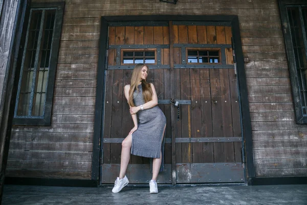 Ahşap binanın önünde gri elbise modeli