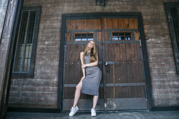 Ahşap binanın önünde gri elbise modeli