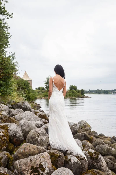 Lake yakınındaki kayalarda poz kadın