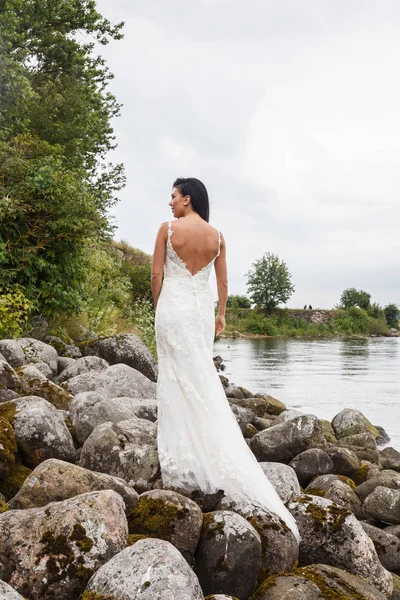 Lake yakınındaki kayalarda poz kadın