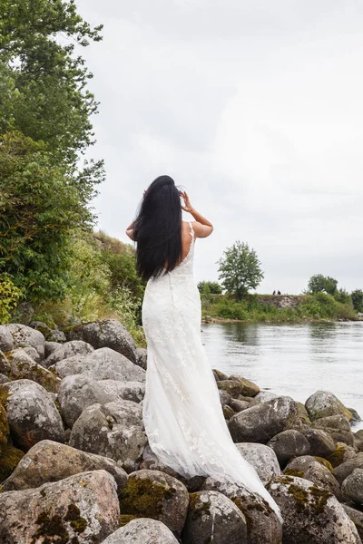 Lake yakınındaki kayalarda poz kadın