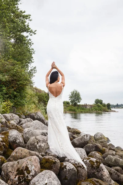Lake yakınındaki kayalarda poz kadın