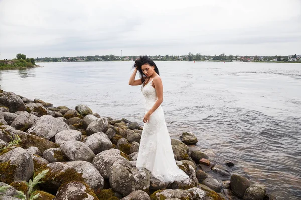 Lake yakınındaki kayalarda poz kadın