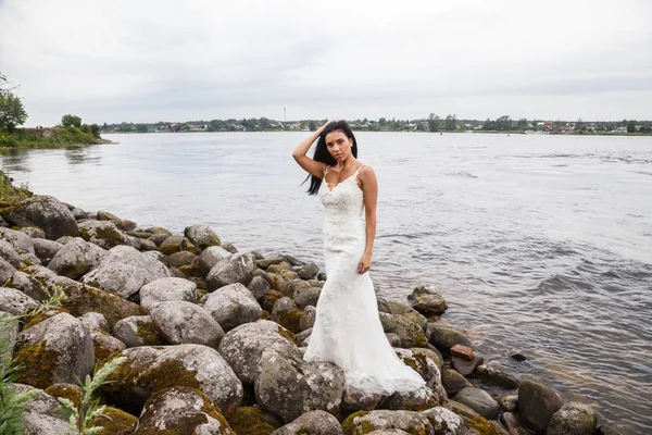 Lake yakınındaki kayalarda poz kadın