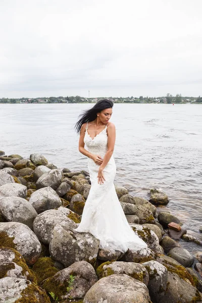 Lake yakınındaki kayalarda poz kadın