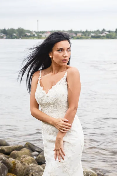 Lake yakınındaki kayalarda poz kadın