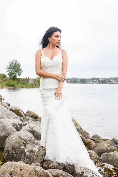 Lake yakınındaki kayalarda poz kadın