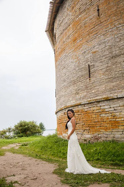 Femme posant devant la forteresse — Photo