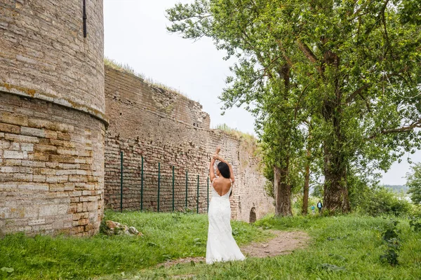 Femme posant devant le mur de la forteresse — Photo