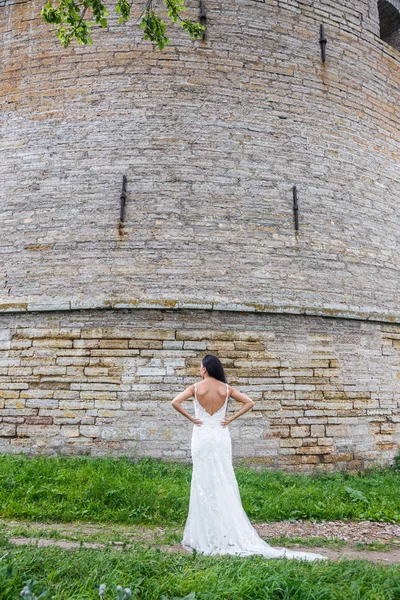 Femme posant devant le mur de la forteresse — Photo