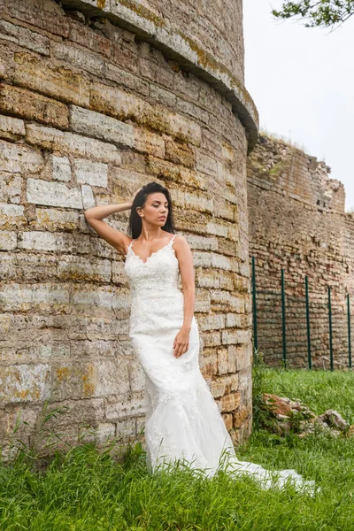 Kale duvarın önünde poz kadın