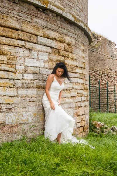 Femme posant devant le mur de la forteresse — Photo