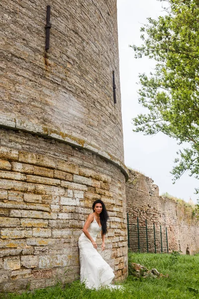 Poz ve ayakları gösteren kadın