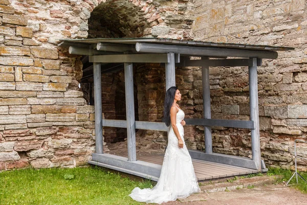 Kale duvarın önünde poz kadın