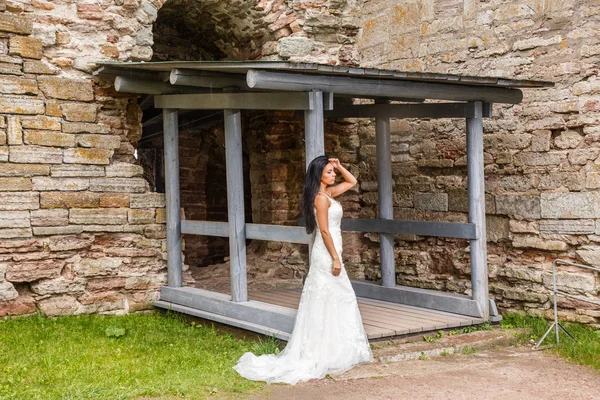 Kale duvarın önünde poz kadın