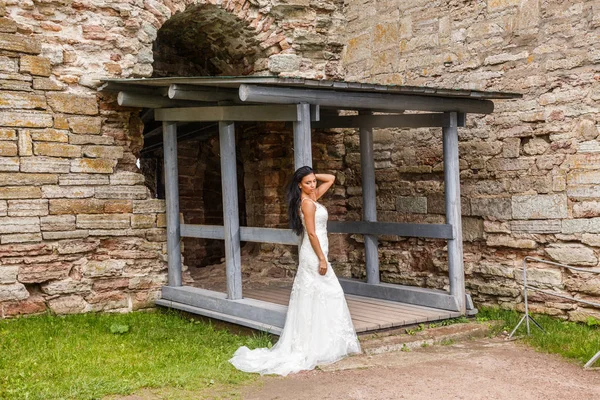 Kale duvarın önünde poz kadın