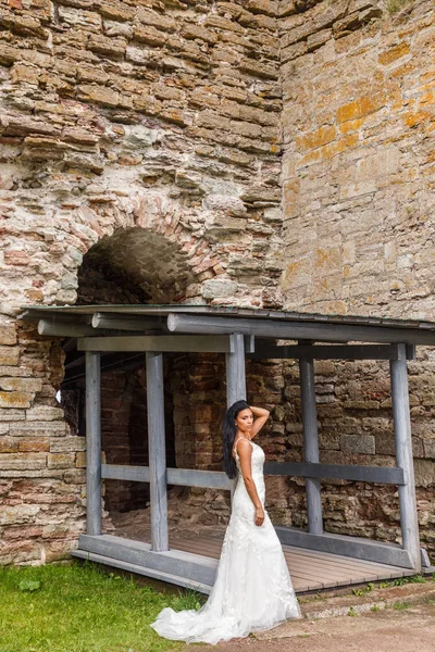Femme posant devant le mur de la forteresse — Photo