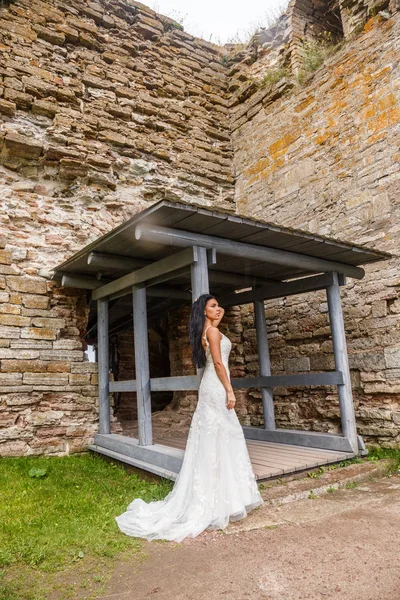 Kale duvarın önünde poz kadın