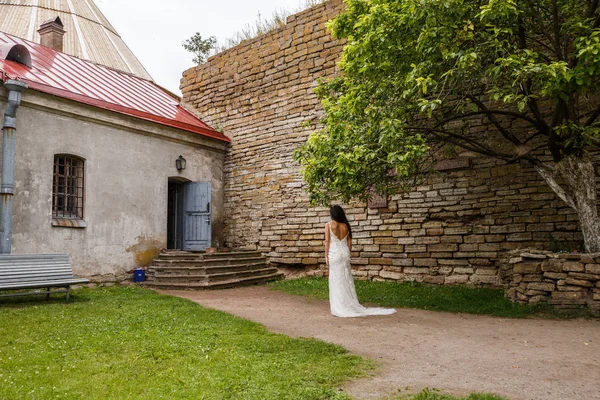 Beyaz elbise poz içinde kadın