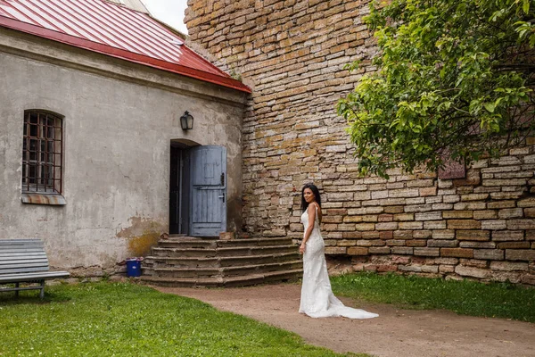 Beyaz elbise poz içinde kadın