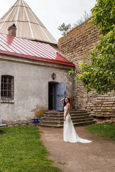 Femme en robe blanche posant — Photo