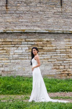  Beyaz elbiseli esmer gelin