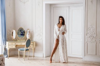 kadın sabahlık poz içinde 