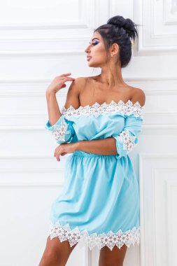 mavi elbise poz içinde genç kadın 