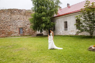 bir beyaz elbise poz içinde gelin 