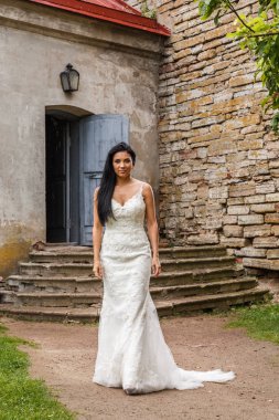 bir beyaz elbise poz içinde gelin 