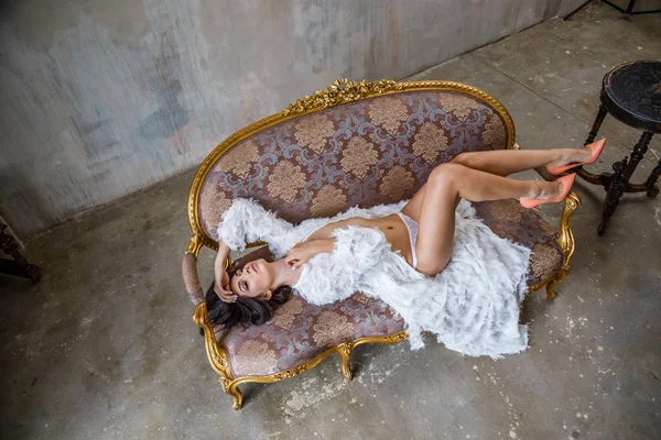 genç bir kadın kılığında