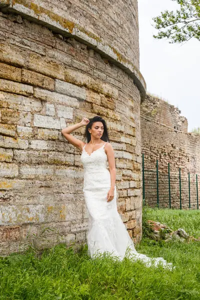  Beyaz elbiseli esmer gelin