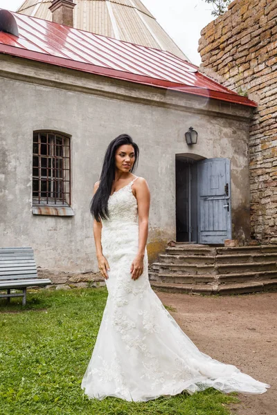 bir beyaz elbise poz içinde gelin 