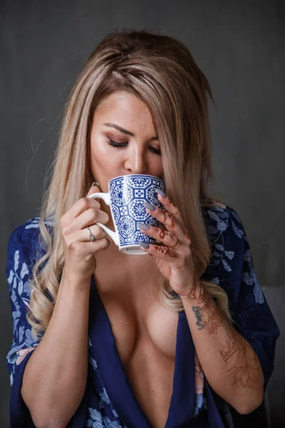 Sexy vrouw bedrijf cup — Stockfoto