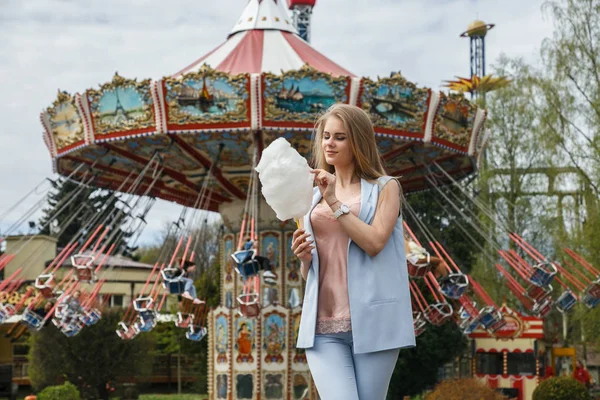 Pamuk helva yiyen kadın