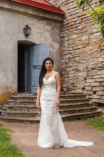 bir beyaz elbise poz içinde gelin 