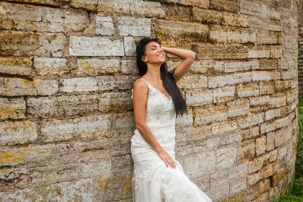  Beyaz elbiseli esmer gelin